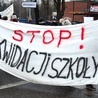  Uliczny protest przeciw likwidacji Zespołu Szkół nr 1 w Ostrowcu Świętokrzyskim