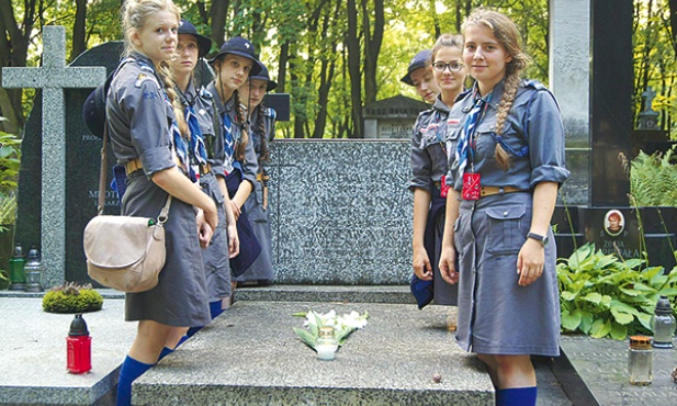 Harcerski z Mieleckiej Drużyny Harcerek „Głębia” przy grobie Ludwiki Uzar-Krysiakowej