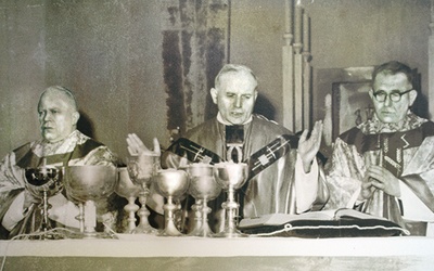 2 grudnia 1973. Poświęcenie kościoła w Stalowej Woli.  Z lewej abp Ignacy Tokarczuk