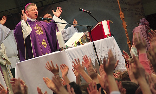  Bp Zadarko dał się porwać atmosferze młodości. Namawiał, by zakończyć trzydniowe ćwiczenia duchowe decyzją pójścia dalej za Jezusem