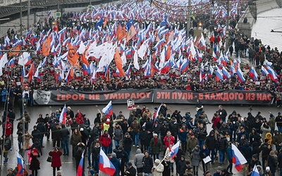 1.03.2015. Moskwa. Rosja. Około 52 tys. osób uczestniczyło w marszu żałobnym poświęconym pamięci Borysa Niemcowa, opozycjonisty zamordowanego w piątek wieczorem w stolicy Rosji. To największa od lat akcja środowisk demokratycznych w Moskwie. Otwierający marsz nieśli wielki transparent: „Bohaterowie nie umierają.  Kule przeznaczone dla każdego z nas”. O Niemcowie czytaj na ss. 58–59