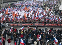 1.03.2015. Moskwa. Rosja. Około 52 tys. osób uczestniczyło w marszu żałobnym poświęconym pamięci Borysa Niemcowa, opozycjonisty zamordowanego w piątek wieczorem w stolicy Rosji. To największa od lat akcja środowisk demokratycznych w Moskwie. Otwierający marsz nieśli wielki transparent: „Bohaterowie nie umierają.  Kule przeznaczone dla każdego z nas”. O Niemcowie czytaj na ss. 58–59