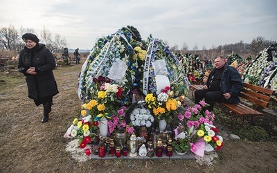 Rodzice Anatolija Żałowagi przy grobie syna na cmenatrzu w Dublanach pod Lwowem 