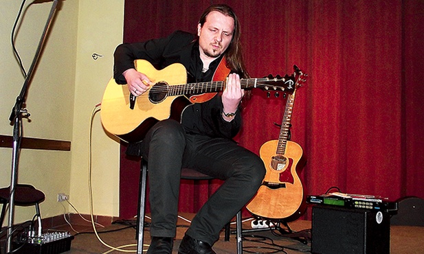  Młody gitarzysta, jak sam o sobie mówi, w swojej grze łączy bluesowy pazur z liryzmem i łagodnością 