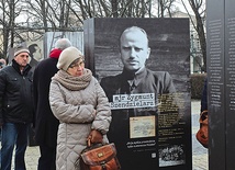 Powyżej: Na pl. Litewskim już kilka dni wcześniej można było oglądać wystawę poświęconą pamięci żołnierzy wyklętych