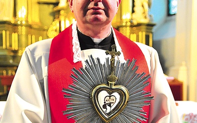  Ksiądz Konrad Piłat z relikwiami Krzyża Świętego