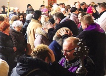  Po Mszy św. odbyły się adoracja przed Najświętszym Sakramentem  oraz modlitwa o uzdrowienie