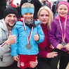 Na koniec biegu „Tropem Wilczym” każdy uczestnik dostał pamiątkowy medal. Na zdjęciu: Konrad i Magdalena Wieczorkowie z Gorzowa Wlkp. z Alą i Sebastianem