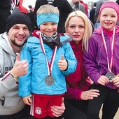 Na koniec biegu „Tropem Wilczym” każdy uczestnik dostał pamiątkowy medal. Na zdjęciu: Konrad i Magdalena Wieczorkowie z Gorzowa Wlkp. z Alą i Sebastianem