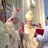 Głównym konsekratorem był abp Celestino Migliore, nuncjusz apostolski w Polsce. On na koniec udzielił bp. Piotrowi specjalnego błogosławieństwa 