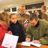   Po książki i autografy ustawiało się wielu młodych ludzi