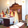  O. Janusz Danecki, którego papież mianował biskupem pomocniczym w Brazylii, nieraz bywał w Miedniewicach. Na zdjęciu jako główny celebrans