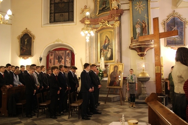 Znaki ŚDM w sanktuarium św. Barbary w Strumieniu jako pierwsi uczcili bierzmowańcy i ich rodzice