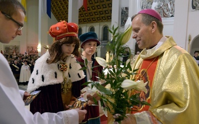 Bp. Piotra Turzyńskiego witali młodzi z PG 12, podkreślając strojami, jak bardzo bliski jest im św. Kazimierz