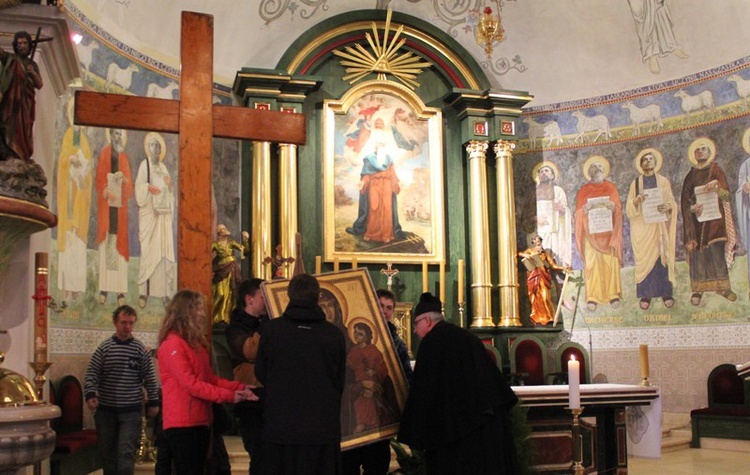 Krzyż ŚDM ikona Matki Bożej w Ustroniu