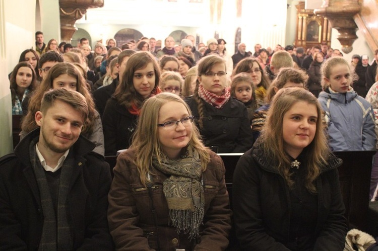 Cieszyńska młodzież czuwała przy znakach ŚDM w kościele św. Marii Magdaleny