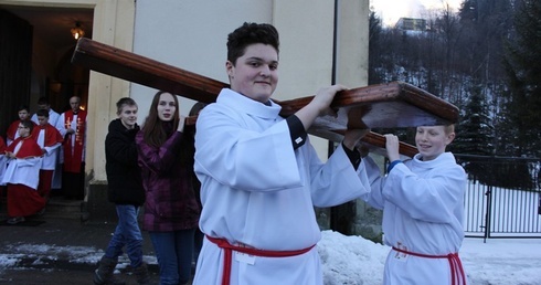 Choć w Wiśle znaki ŚDM gościły zaledwie przez godzinę po południu, wśród tych, którzy chcieli je powitać nie zabrakło młodych