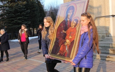 Krzyż ŚDM i ikona Matki Bożej w Rajczy