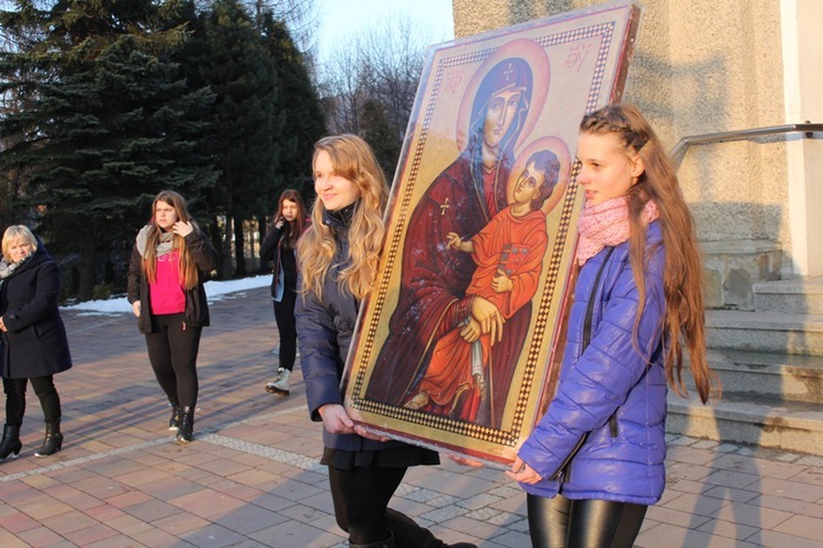 Krzyż ŚDM i ikona Matki Bożej w Rajczy