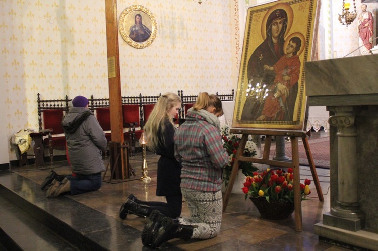 Krzyż ŚDM i ikona Matki Bożej w Rajczy