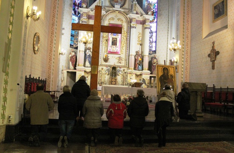 Krzyż ŚDM i ikona Matki Bożej w Rajczy