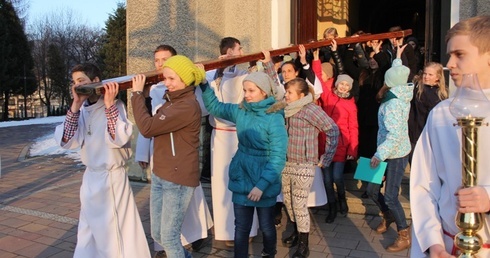 Niekończąca się kolejka do krzyża w Rajczy