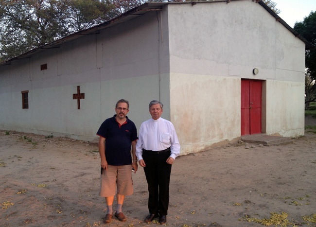 Bp Henryk Tomasik u misjonarzy w Afryce