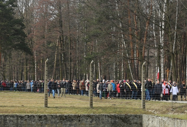 Droga Krzyżowa o trzeźwość narodu w KL Auschwitz-Birkenau