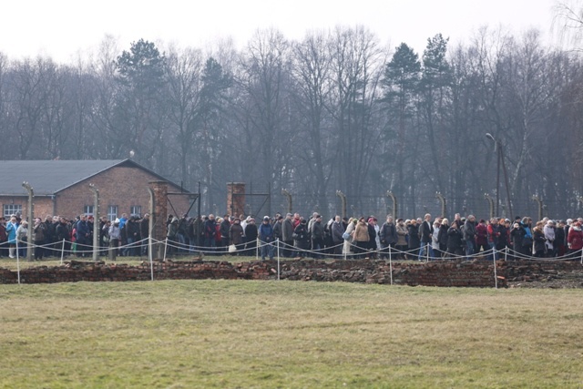 Droga Krzyżowa o trzeźwość narodu w KL Auschwitz-Birkenau