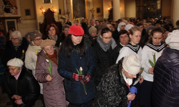 Podczas Eucharystii kobiety obdarowały Maryję kwiatami