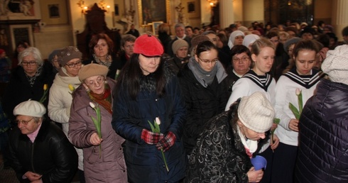 Podczas Eucharystii kobiety obdarowały Maryję kwiatami