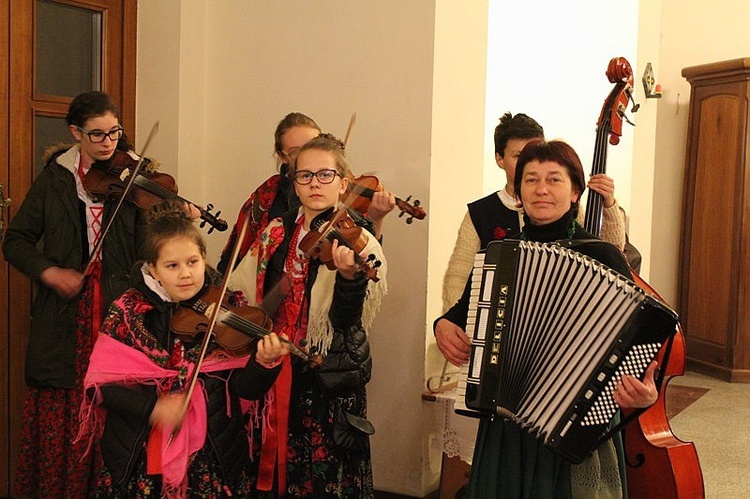 Krzyż i ikona Matki Bożej w Szczyrku