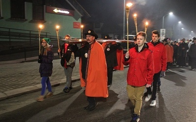 Członkowie Bractwa św. Jakuba jako pierwsi nieśli krzyż ŚDM w procesji ulicami Szczyrku