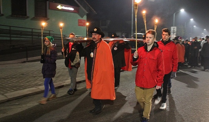 Członkowie Bractwa św. Jakuba jako pierwsi nieśli krzyż ŚDM w procesji ulicami Szczyrku