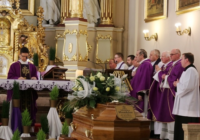 Ostatnie pożegnanie śp. Moniki Honkisz w kościele Opatrzności Bożej w Białej