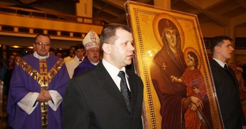 Znaki ŚDM andrychowianie adorowali najpierw w kościele św. Stanisława...