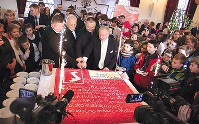  Po Mszy św. w katedrze wrocławskiej, obchody przeniosły się do auli PWT. Tam, oprócz występów artystycznych o charakterze patriotycznym, podzielono rocznicowy tort z wypisanymi Prawdami Polaków