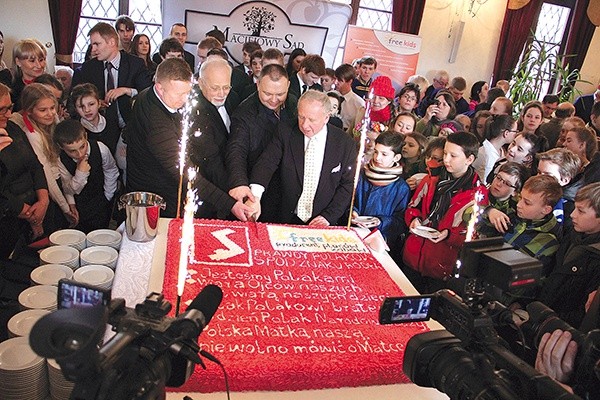  Po Mszy św. w katedrze wrocławskiej, obchody przeniosły się do auli PWT. Tam, oprócz występów artystycznych o charakterze patriotycznym, podzielono rocznicowy tort z wypisanymi Prawdami Polaków