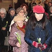   Podczas Eucharystii kobiety złożyły tulipany przez obrazem Maryi, najpiękniejszej z kobiet