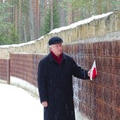  Biskup przy tabliczkach z nazwiskami polskich oficerów zamordowanych w Katyniu