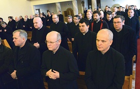 W skupieniu wzięli udział biskupi, duszpasterze z wielu parafii  oraz księża pracujący w kurii i seminarium