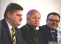  Gospodarze narady (od lewej): Leszek Ruszczyk, bp Henryk Tomasik i Radosław Witkowski