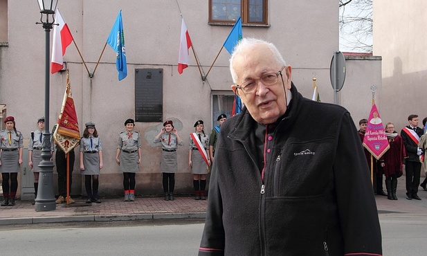 Ks. Stefan Wysocki przed budynkiem dawnego więzienia UB i NKWD w Łowiczu