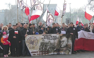 Marsz Żołnierzy Wyklętych w Płocku przywołuje pamięć niezłomnych bohaterów, skazanych na śmierć, niepamięć i przezwanych przez nikczemnych „bandytami”