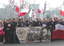 Marsz Żołnierzy Wyklętych w Płocku przywołuje pamięć niezłomnych bohaterów, skazanych na śmierć, niepamięć i przezwanych przez nikczemnych „bandytami”
