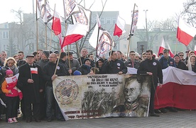 Marsz Żołnierzy Wyklętych w Płocku przywołuje pamięć niezłomnych bohaterów, skazanych na śmierć, niepamięć i przezwanych przez nikczemnych „bandytami”