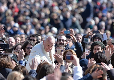 7 marca 2015 r. w 60. rocznicę powstania Komunii i Wyzwolenia ponad 80 tys. członków Ruchu spotkało się na specjalnej audiencji z papieżem Franciszkiem. Było to największe zgromadzenie jednego ruchu kościelnego od dekad. „Lektura książek ks. Giussaniego wpłynęła mocno na moje życie” – mówił papież. 