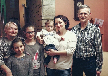 W liście do papieża Dorota Piskorska wprost napisała, jakiej kwoty brakuje do sfinansowania operacji, której potrzebuje jej córeczka Julka, i poprosiła o pomoc. Papież zareagował bardzo konkretnie – do klinki, która będzie operowała dziecko, wysłał brakującą sumę