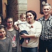 W liście do papieża Dorota Piskorska wprost napisała, jakiej kwoty brakuje do sfinansowania operacji, której potrzebuje jej córeczka Julka, i poprosiła o pomoc. Papież zareagował bardzo konkretnie – do klinki, która będzie operowała dziecko, wysłał brakującą sumę