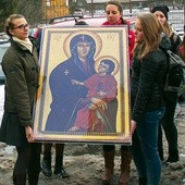 Gimnazjalistki z Wisły wniosły ikonę Matki Bożej Salus Populi Romani na czas godzinnej wizyty znaków ŚDM w kościele Wniebowzięcia NMP